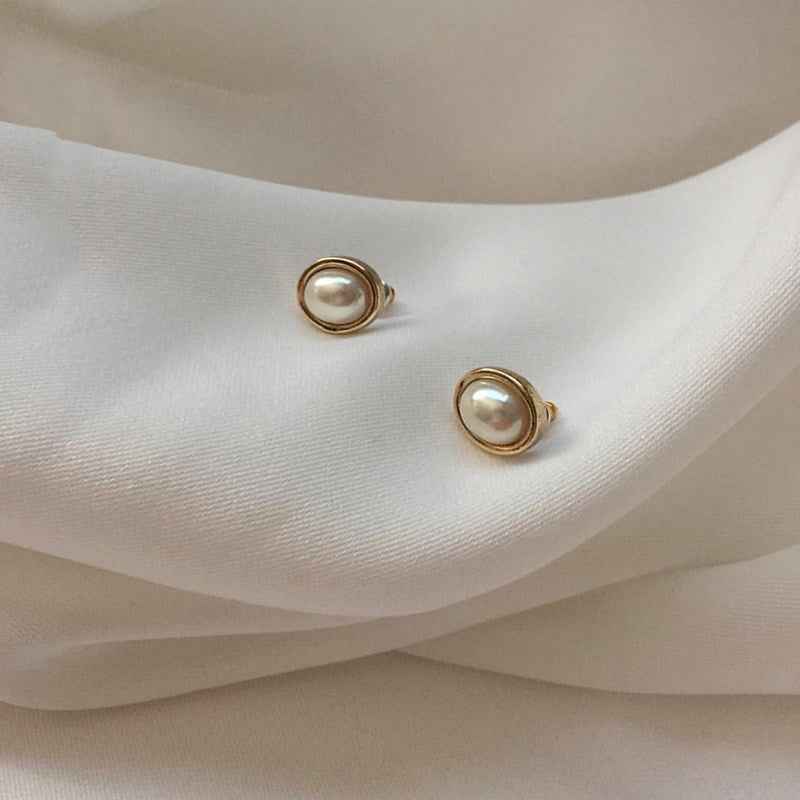 Gemini Lulu Minimalist Vintage Pearl Stud Earrings